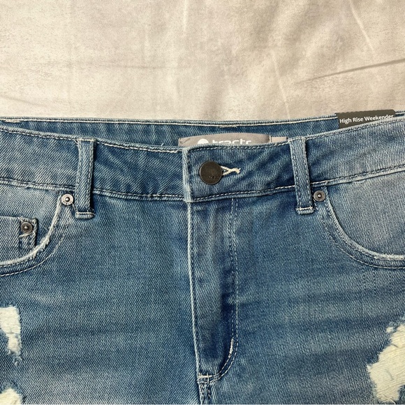 Tractr High Rise Weekender Shorts - Picture 3 of 11